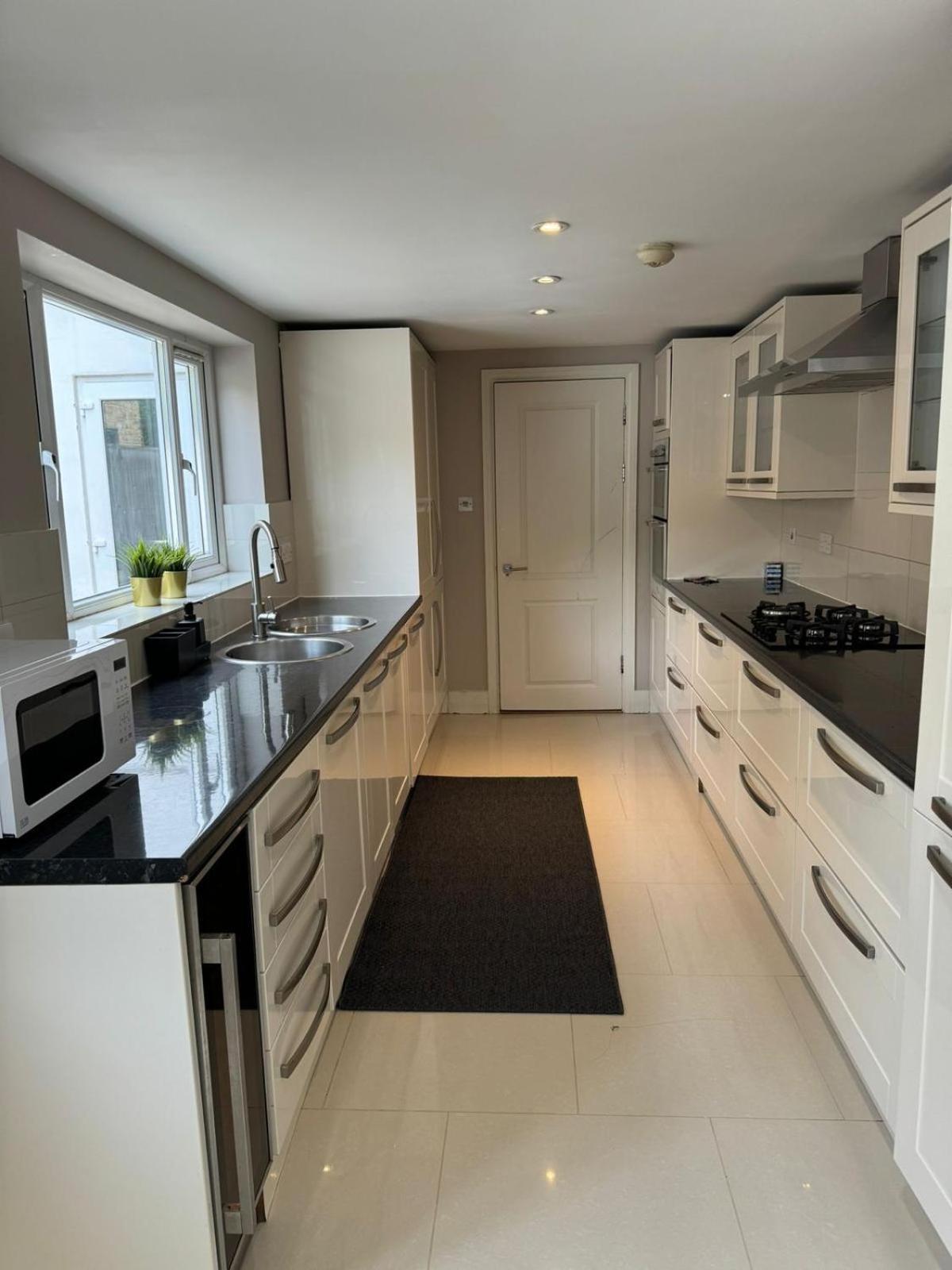 Brentford Guest Rooms Kültér fotó